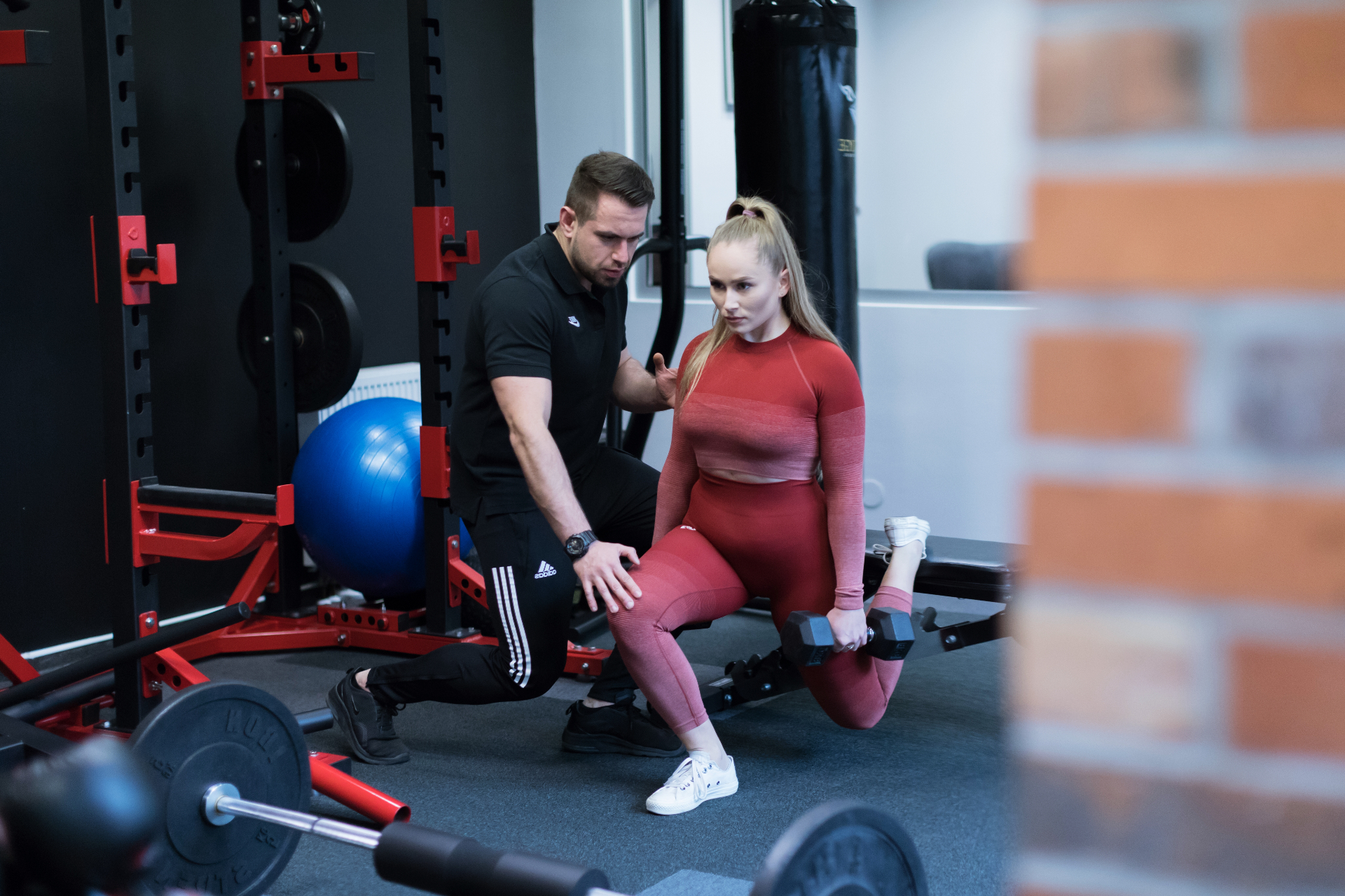 Trening personalny w studiu KTP – wypady z hantlami