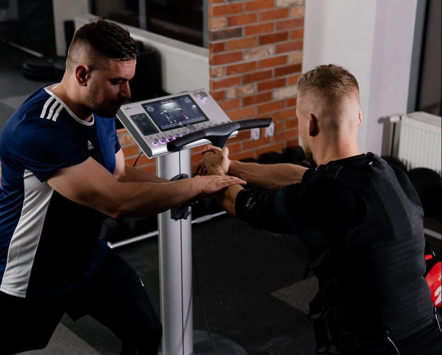 Trener KTP prowadzi trening EMS